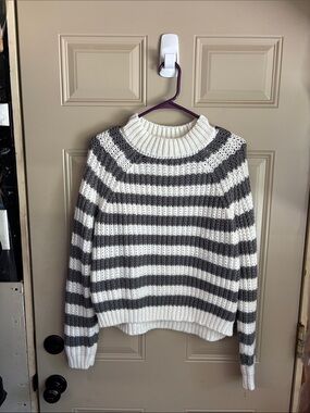 Tilly's Chunky Striped Turtleneck Sweater in White and Gray b164s